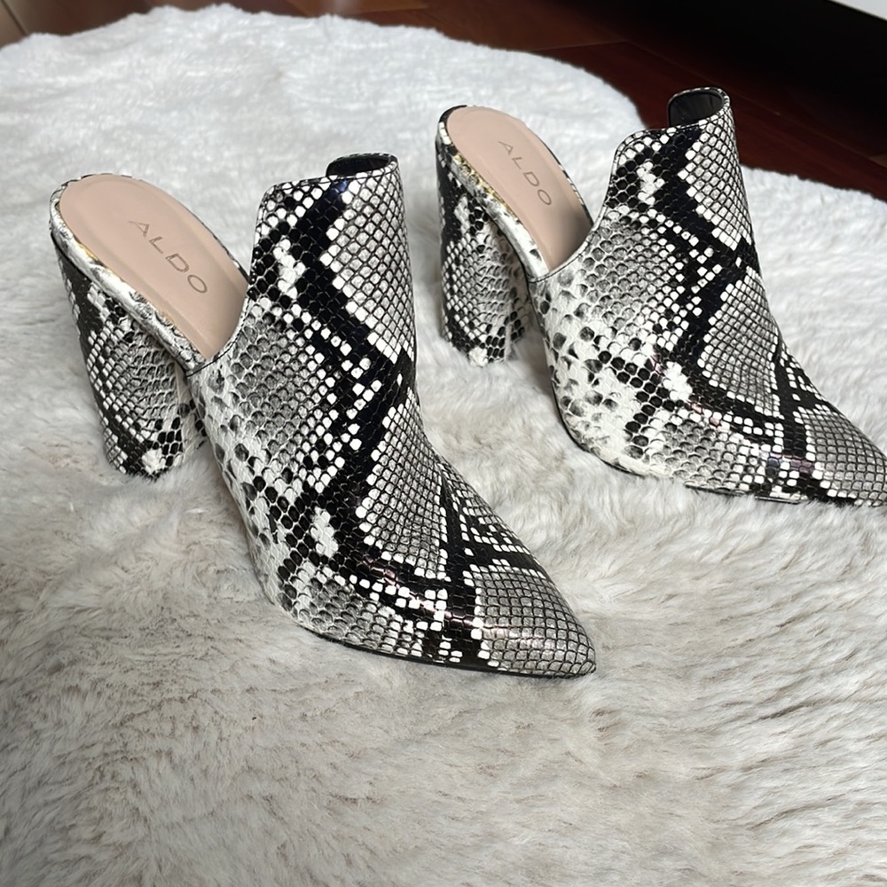 ✨ALDO BLACK AND WHITE CLOSED TOE BOOTIES✨ SIZE 7 - Picture 2 of 7